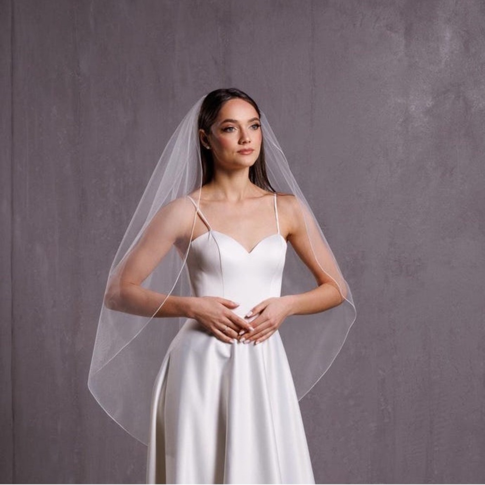 Light ivory fingertip length veil, cascade cut
